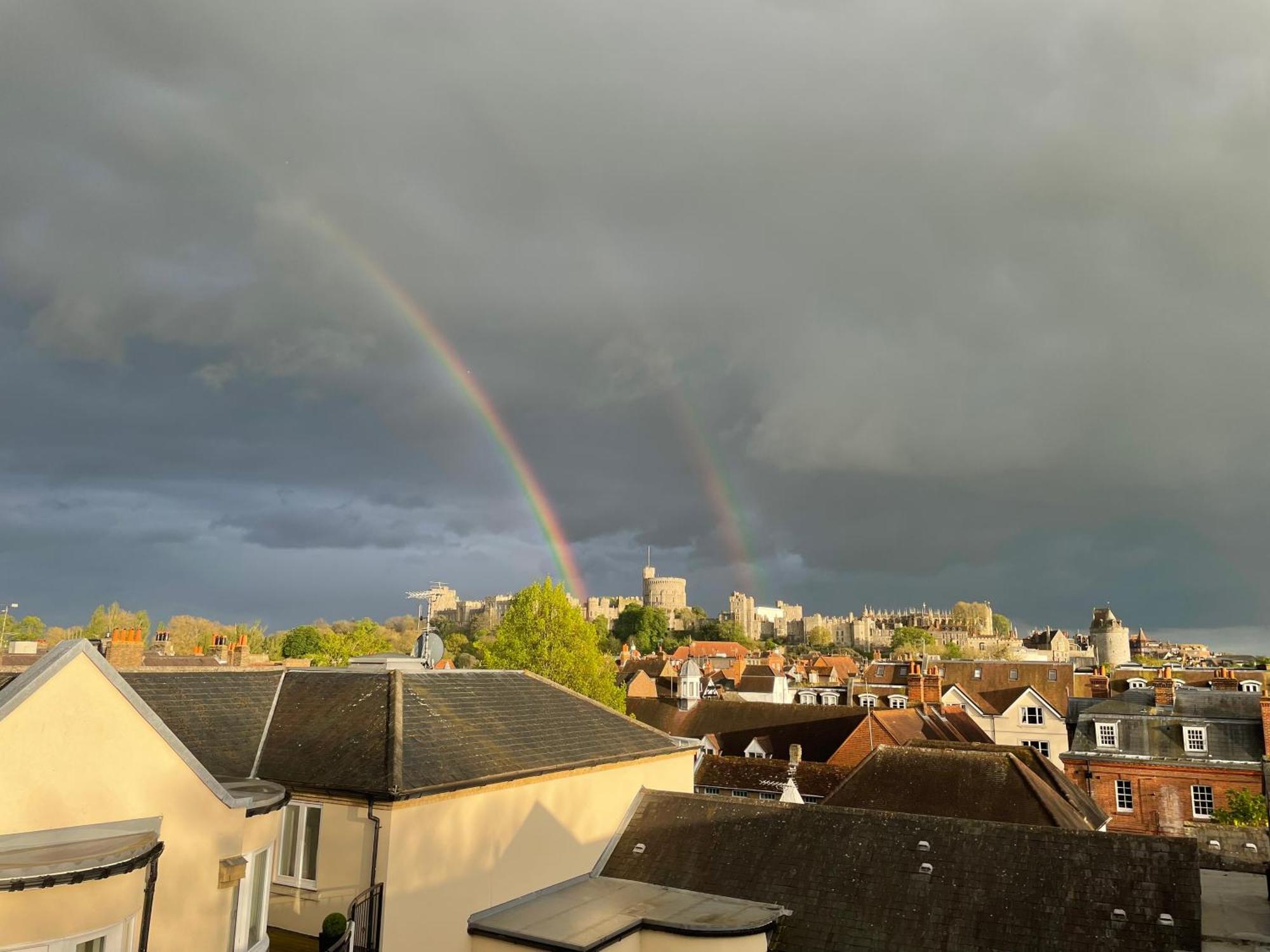 Top Floor En-Suite Double Bedrooms With Great View Of Windsor Castle & Free Parking Extérieur photo