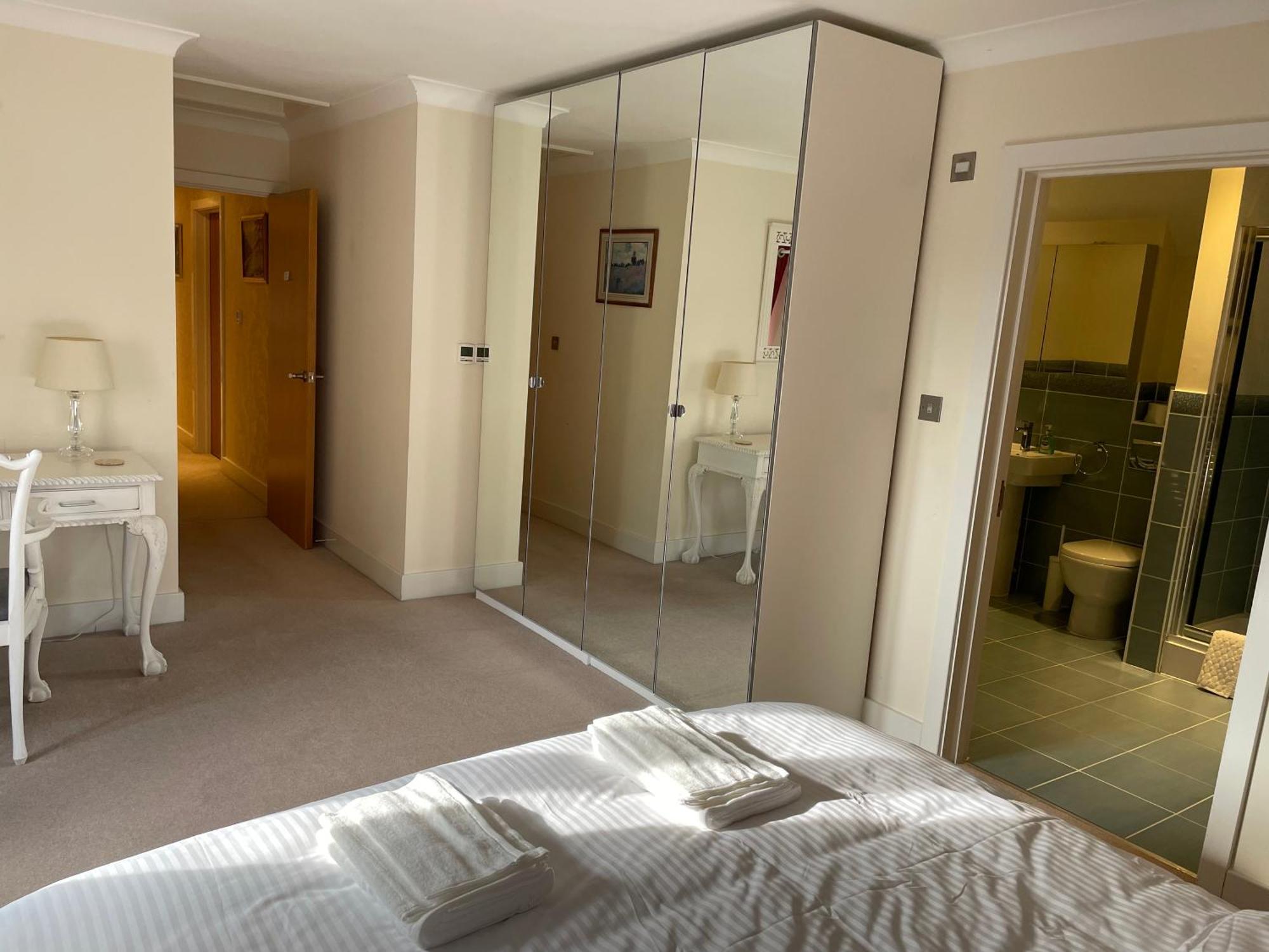 Top Floor En-Suite Double Bedrooms With Great View Of Windsor Castle & Free Parking Extérieur photo
