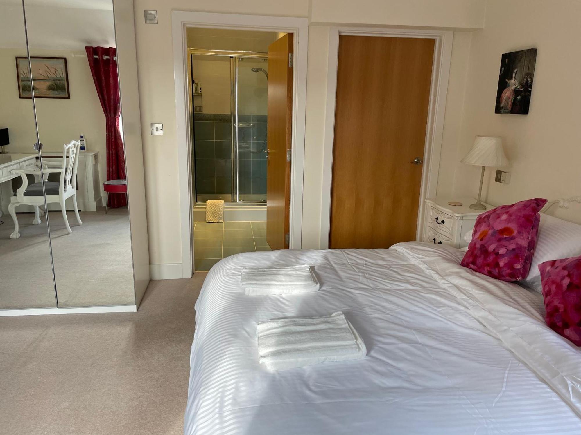 Top Floor En-Suite Double Bedrooms With Great View Of Windsor Castle & Free Parking Extérieur photo