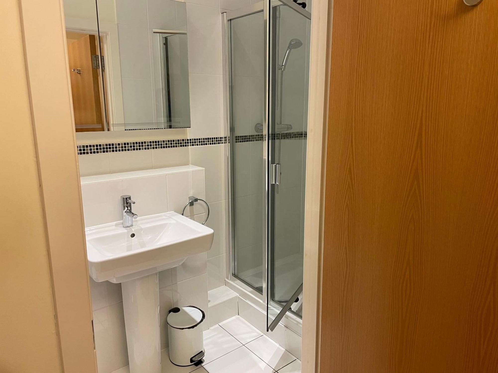 Top Floor En-Suite Double Bedrooms With Great View Of Windsor Castle & Free Parking Extérieur photo