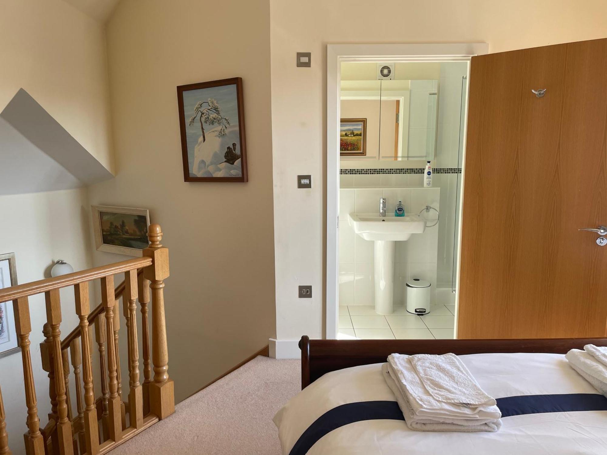 Top Floor En-Suite Double Bedrooms With Great View Of Windsor Castle & Free Parking Extérieur photo
