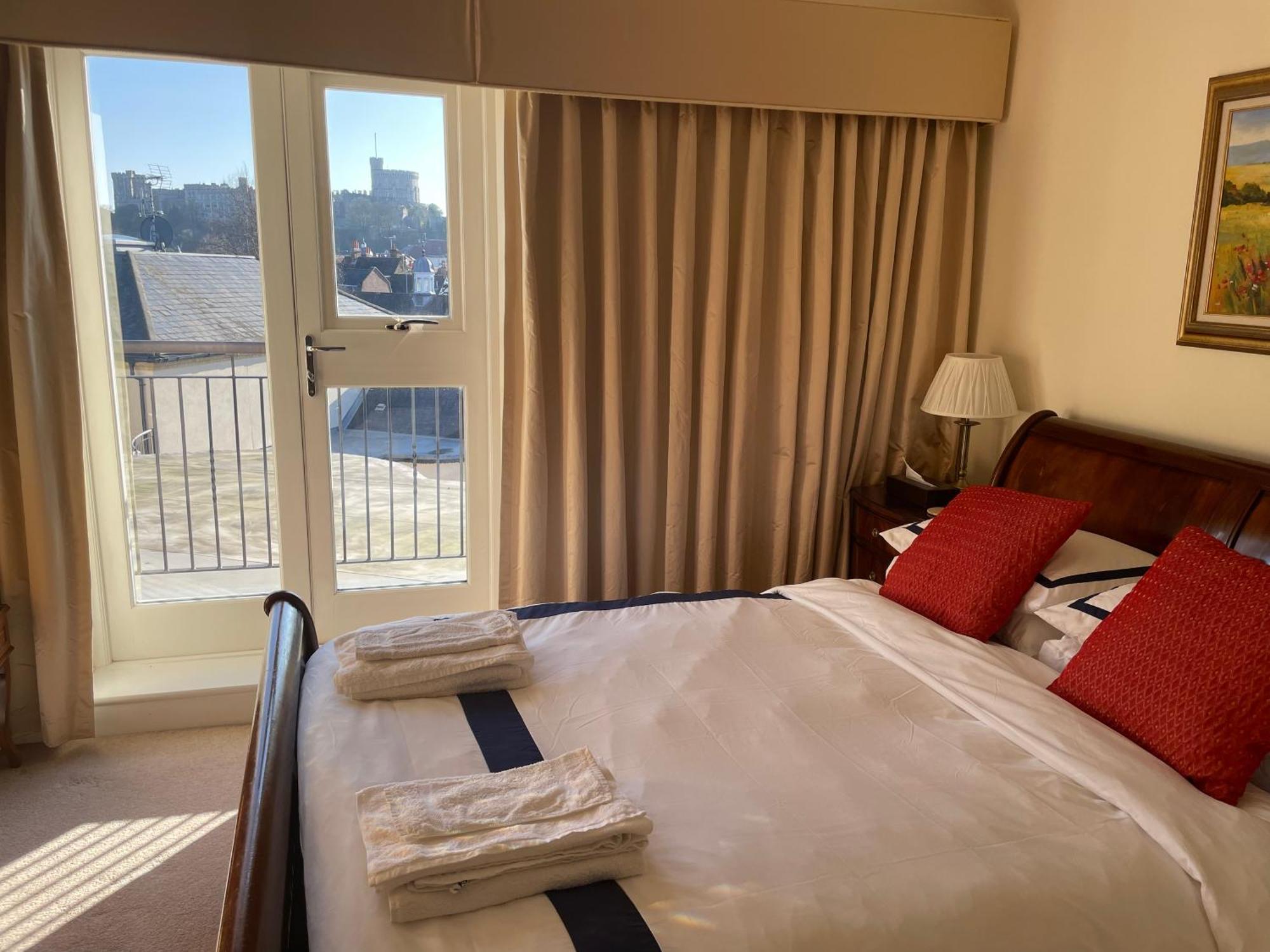 Top Floor En-Suite Double Bedrooms With Great View Of Windsor Castle & Free Parking Extérieur photo