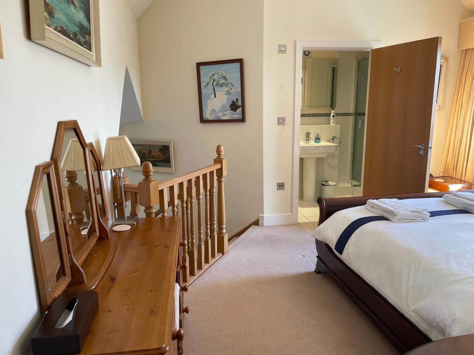 Top Floor En-Suite Double Bedrooms With Great View Of Windsor Castle & Free Parking Extérieur photo