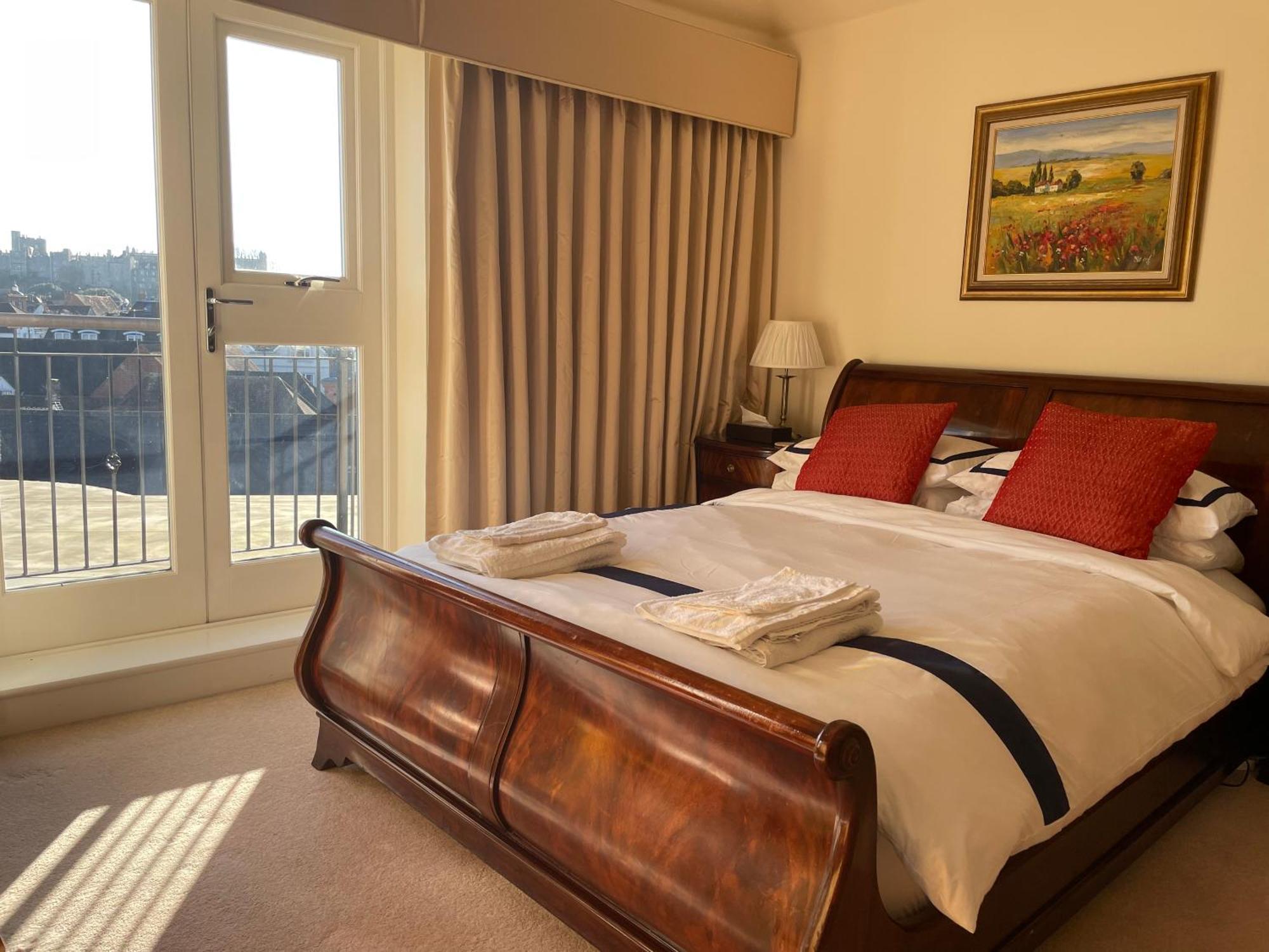 Top Floor En-Suite Double Bedrooms With Great View Of Windsor Castle & Free Parking Extérieur photo